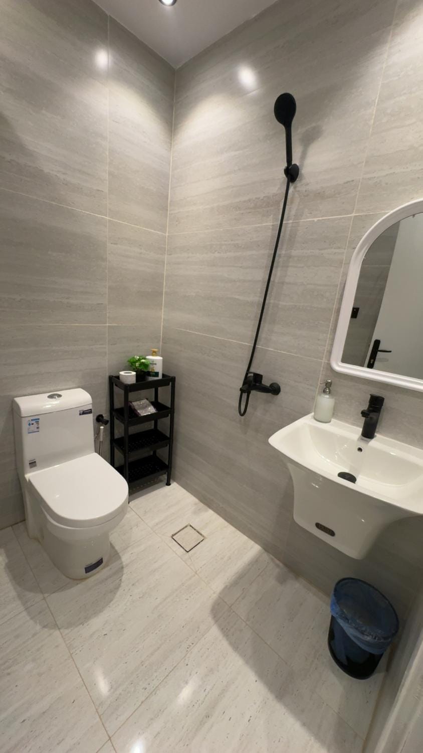 Shower, Toilet, Bathroom, bidet, towels