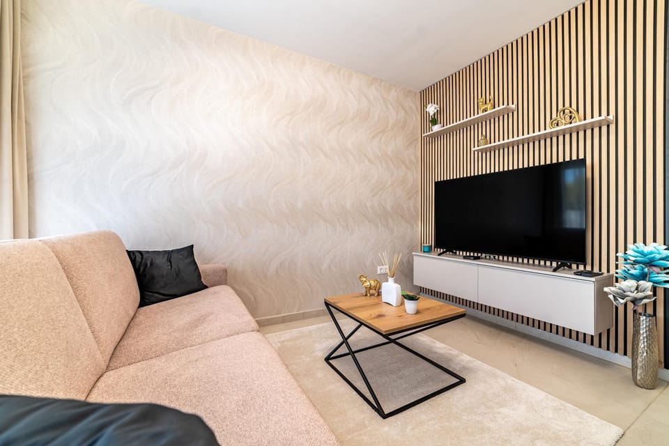 Communal lounge/ TV room, TV and multimedia, Living room, Seating area, Evening entertainment