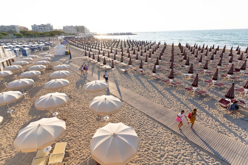 Nearby landmark, Activities, Beach, Evening entertainment, Entertainment, Location
