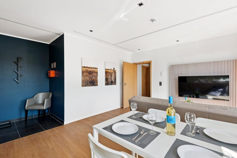 TV and multimedia, Kitchen or kitchenette, Living room, Seating area, Dining area