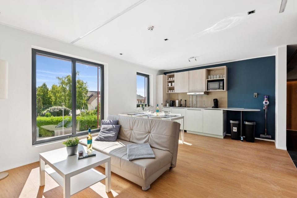 Kitchen or kitchenette, Living room, Seating area, Dining area
