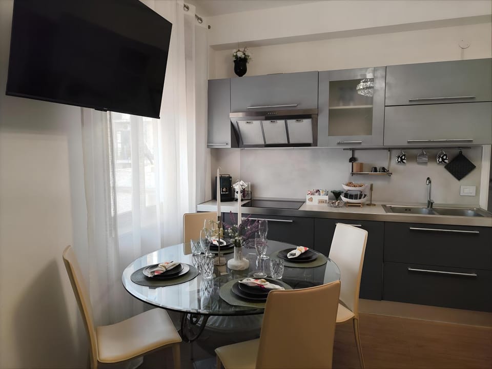 Kitchen or kitchenette, Dining area, stove