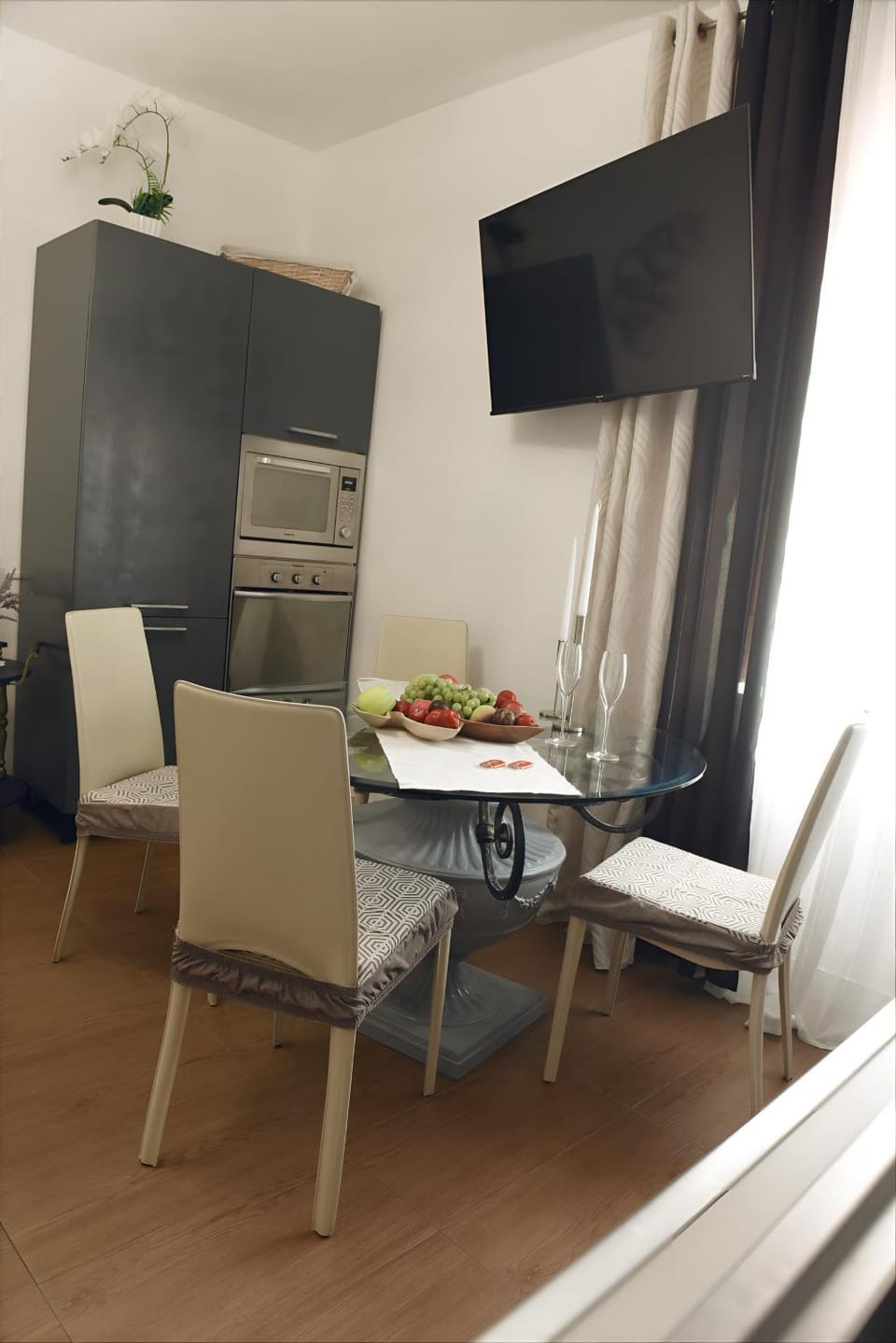 TV and multimedia, Kitchen or kitchenette, Dining area, Food, oven