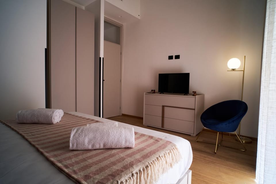 Bed, TV and multimedia, Photo of the whole room, Evening entertainment, Bedroom, towels, wardrobe