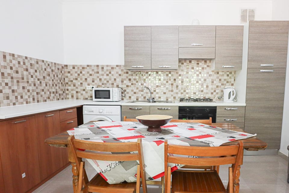 Kitchen or kitchenette, Dining area, stove, toaster