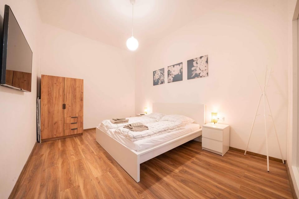 Bed, TV and multimedia, Photo of the whole room, Bedroom, towels