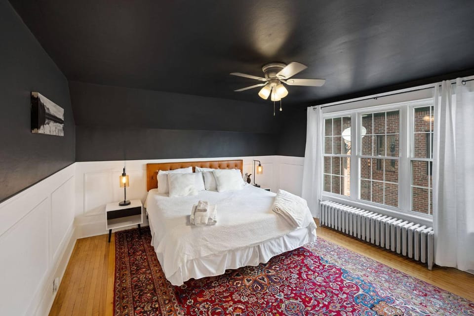 Photo of the whole room, Bedroom