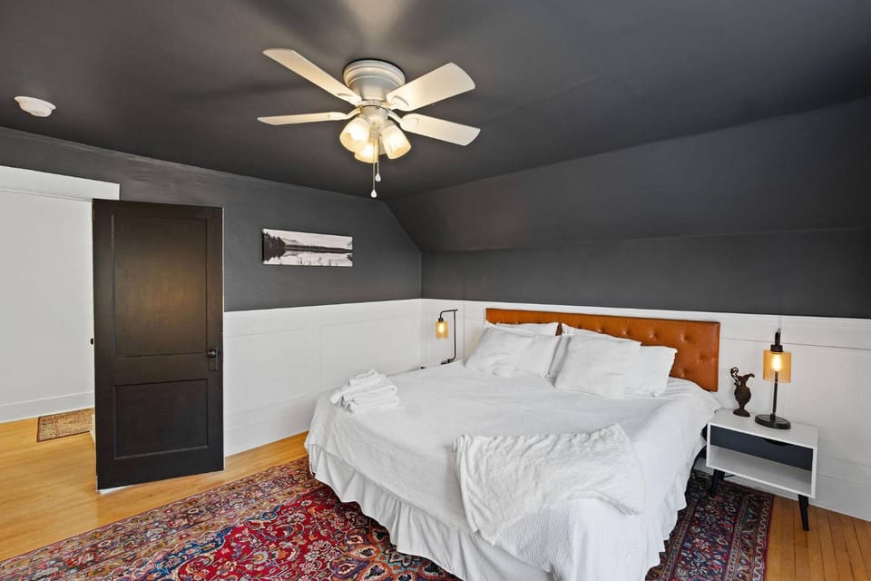 Photo of the whole room, Bedroom
