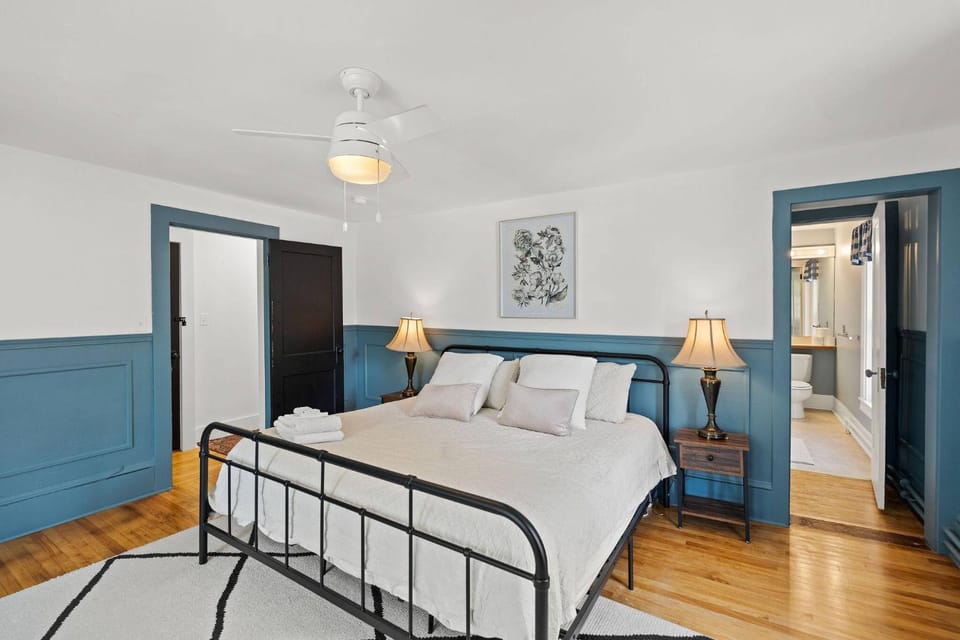 Photo of the whole room, Bedroom