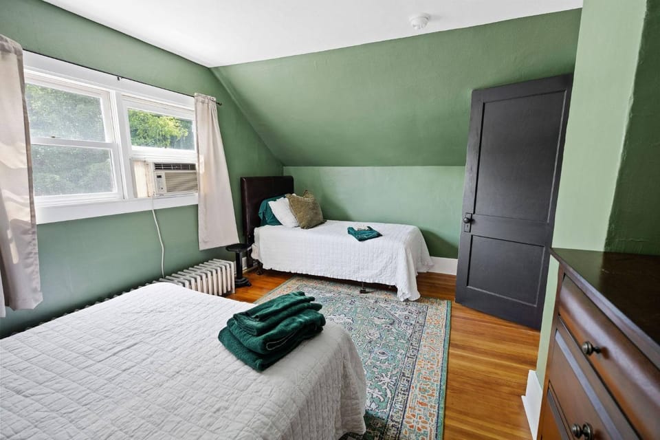 Photo of the whole room, Bedroom