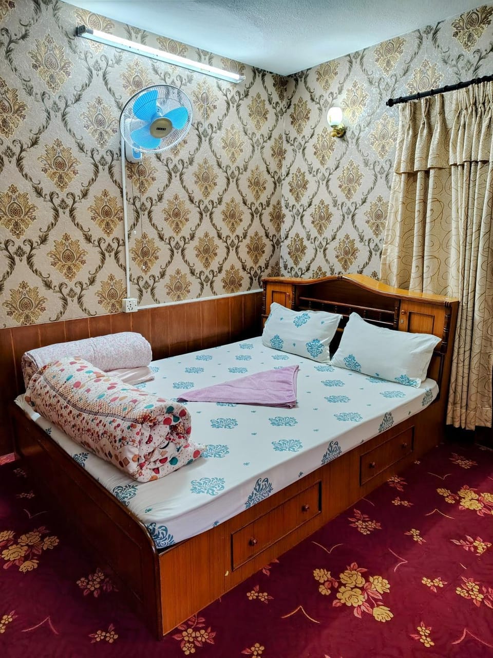 Bed, Bedroom, towels