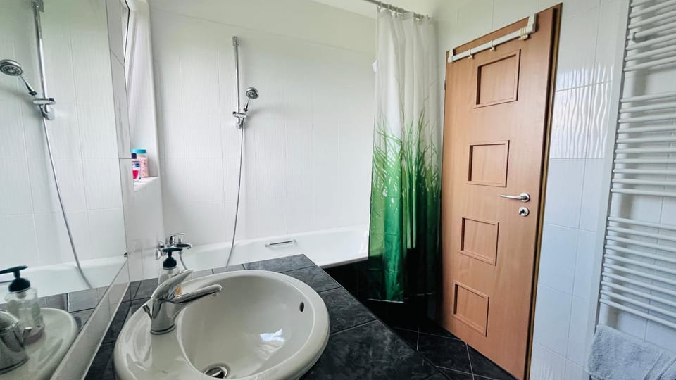 Shower, Toilet, Bathroom, Bath