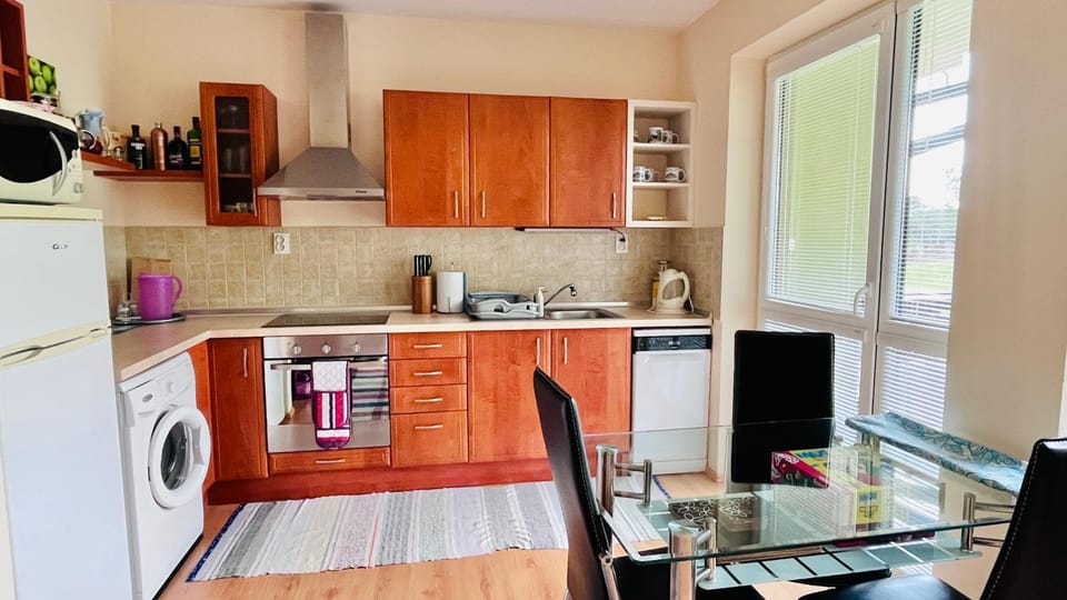 Coffee/tea facilities, Kitchen or kitchenette, Dining area, dishwasher, oven, stove