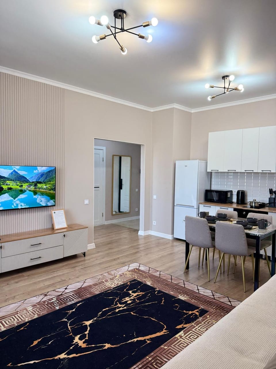 TV and multimedia, Kitchen or kitchenette, Living room, Seating area, Dining area