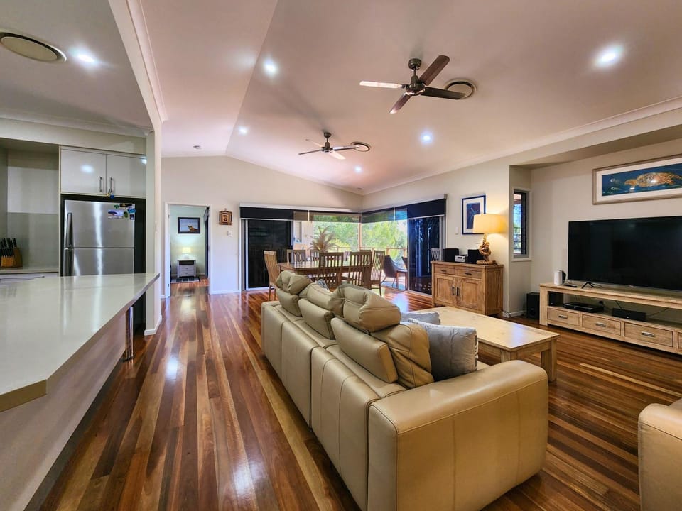 TV and multimedia, Kitchen or kitchenette, Living room, Seating area