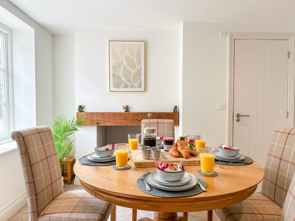 Coffee/tea facilities, Living room, Food and drinks, Seating area, Dining area, Food, Breakfast, Continental breakfast, Drinks