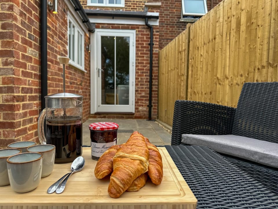 Patio, Day, BBQ facilities, View (from property/room), Balcony/Terrace, Food and drinks, Seating area, Food