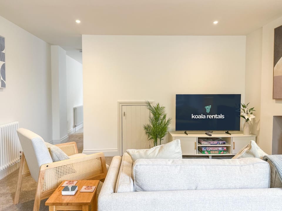 TV and multimedia, Living room, Seating area, Evening entertainment