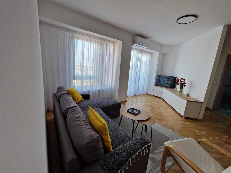 TV and multimedia, Living room, Seating area, Evening entertainment