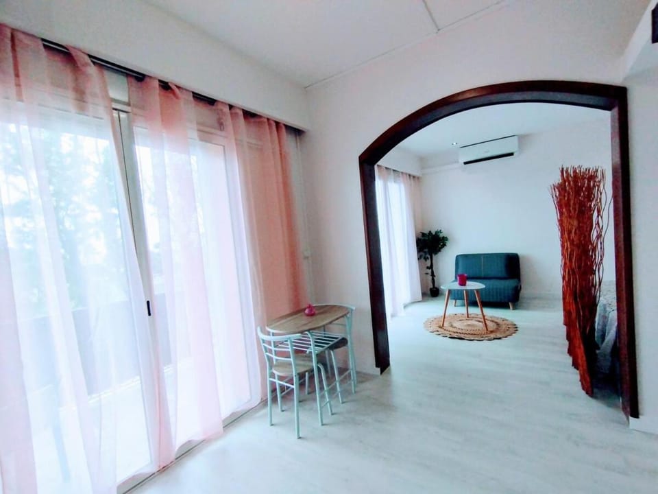 TV and multimedia, Living room, Seating area, Dining area, air conditioner