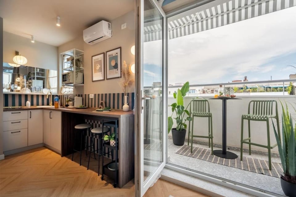 View (from property/room), Balcony/Terrace, Kitchen or kitchenette, Dining area, air conditioner