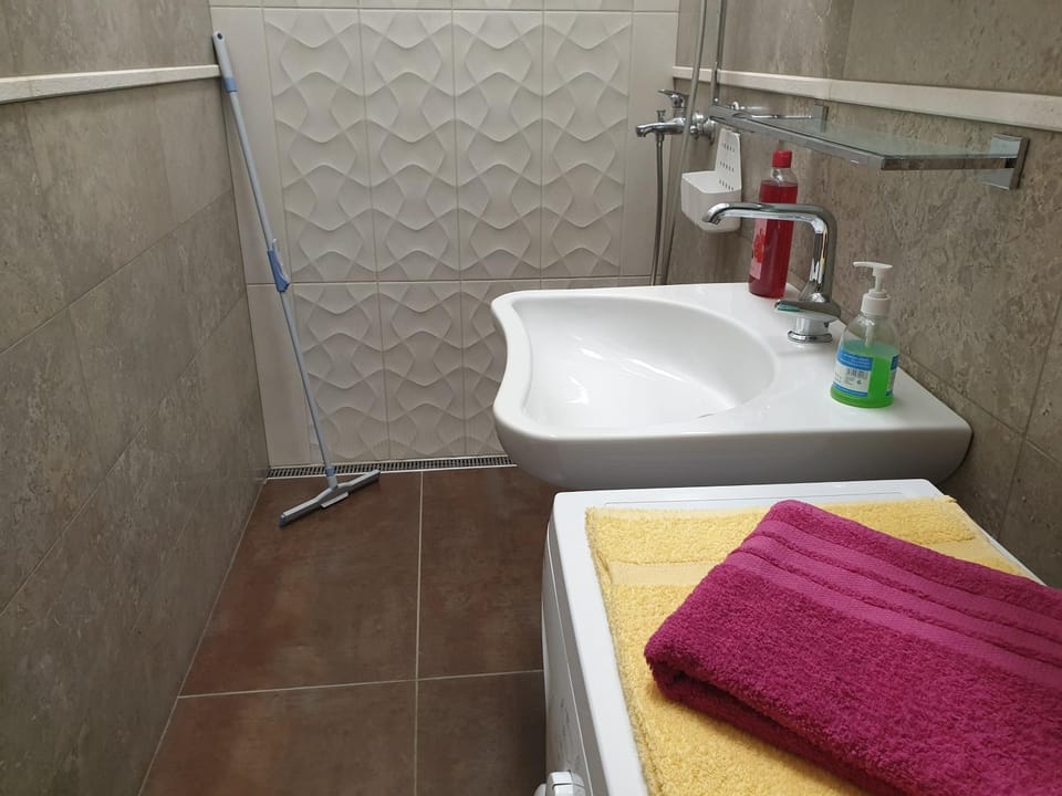 Shower, Toilet, Bathroom, towels