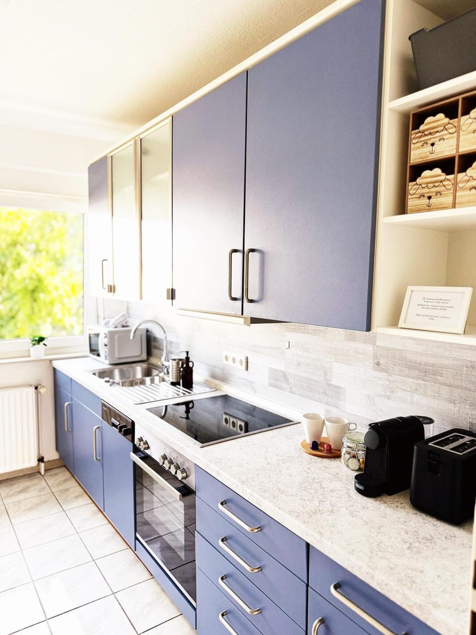 Coffee/tea facilities, Kitchen or kitchenette, dishwasher, stove, toaster