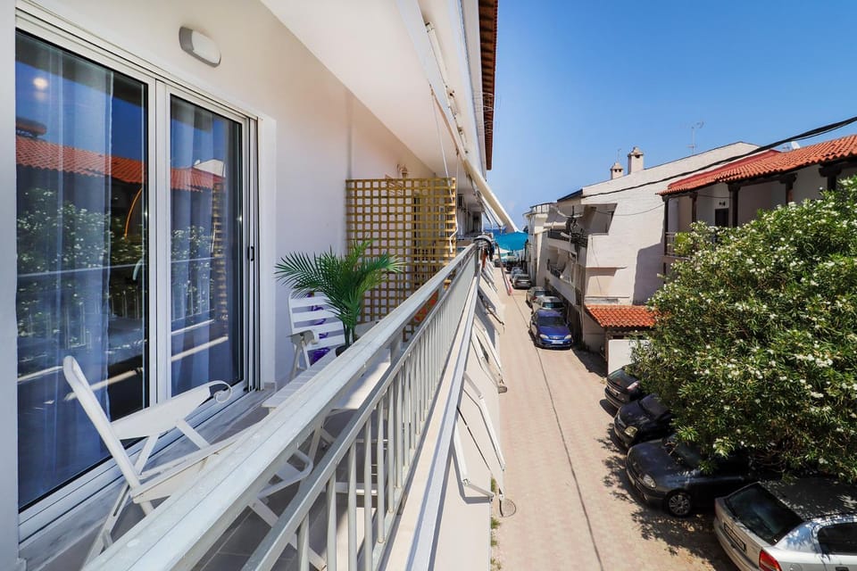 Property building, Day, Neighbourhood, View (from property/room), Balcony/Terrace, Street view