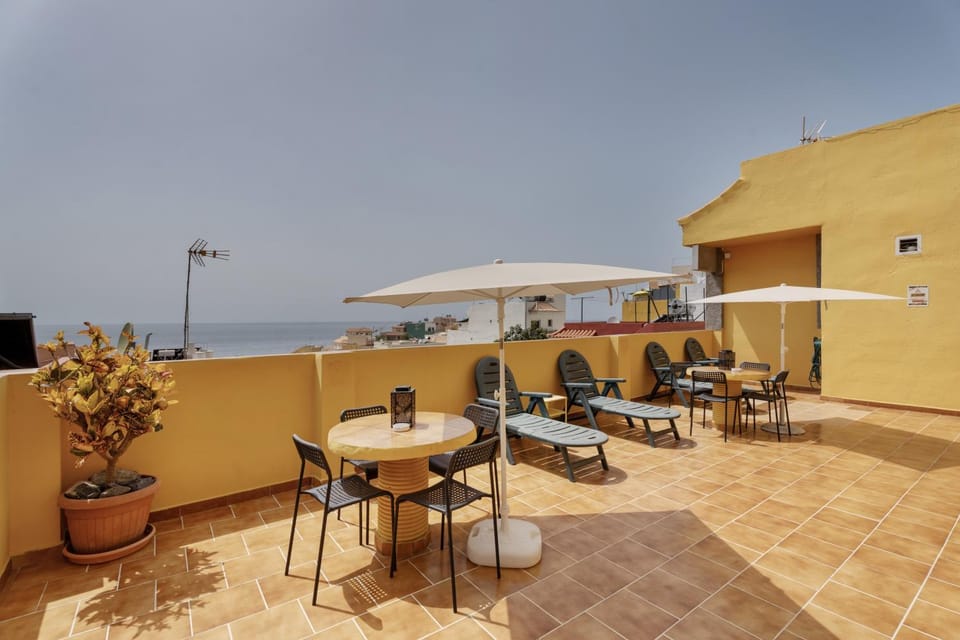 Property building, Balcony/Terrace, Living room