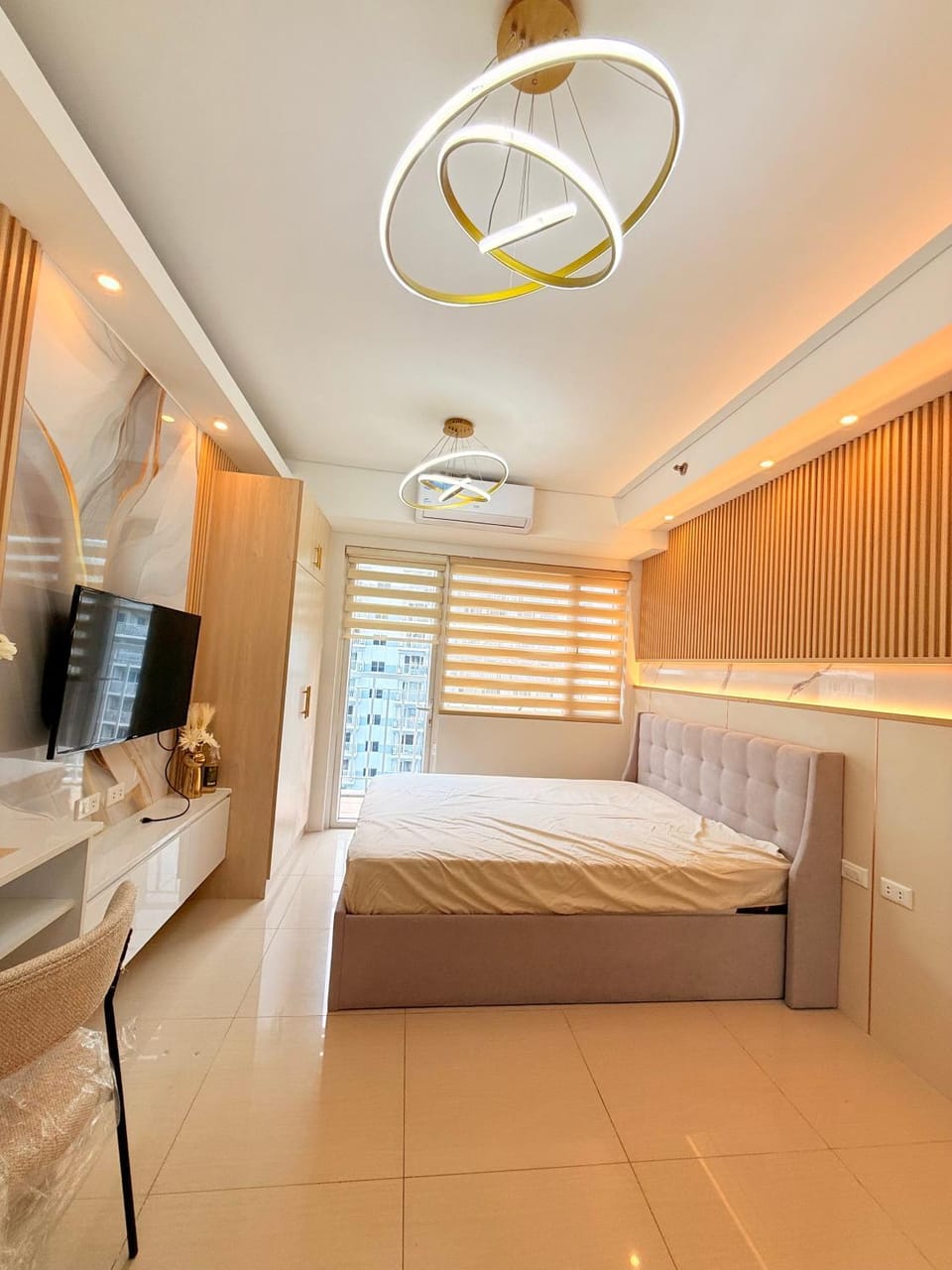 Bed, TV and multimedia, Living room, Photo of the whole room, Seating area, Bedroom