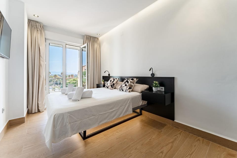 Bed, TV and multimedia, Photo of the whole room, Bedroom, towels
