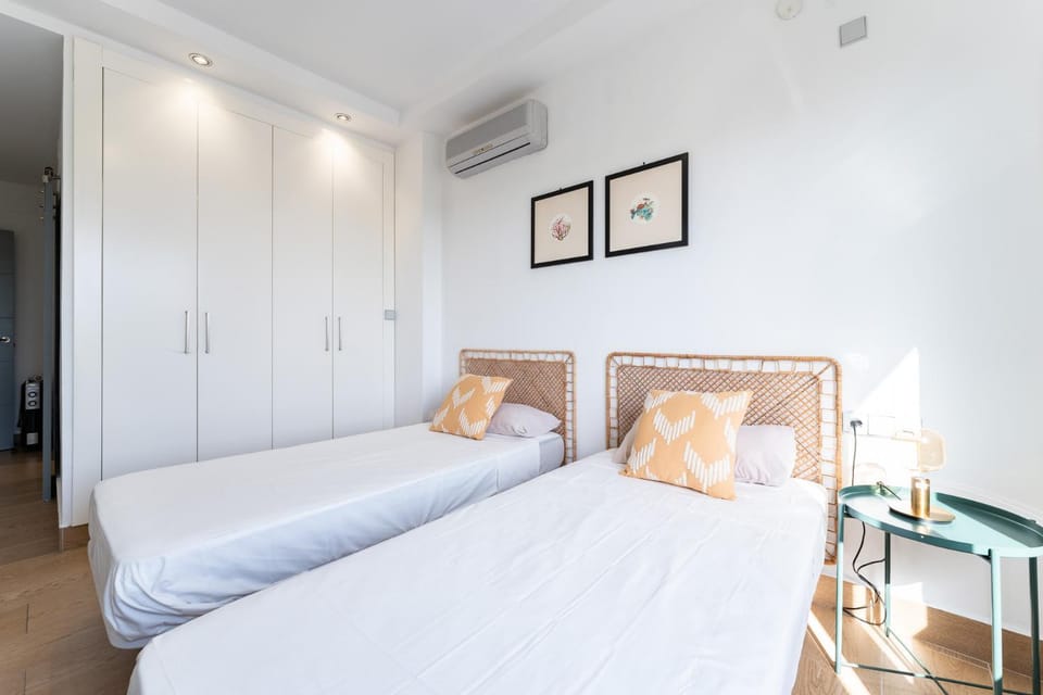 Bed, Photo of the whole room, Bedroom, wardrobe, air conditioner