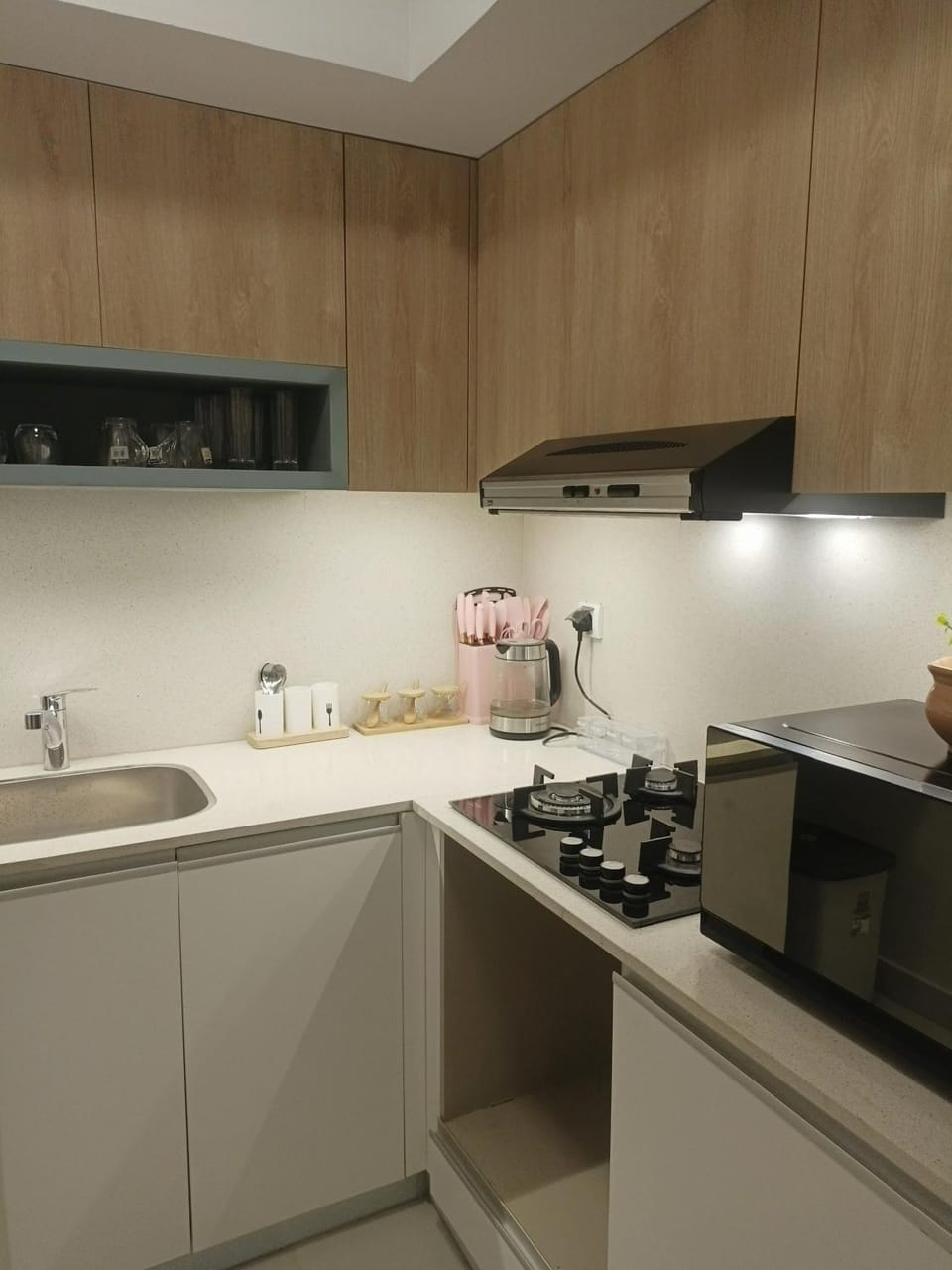 Coffee/tea facilities, Kitchen or kitchenette, microwave, stove