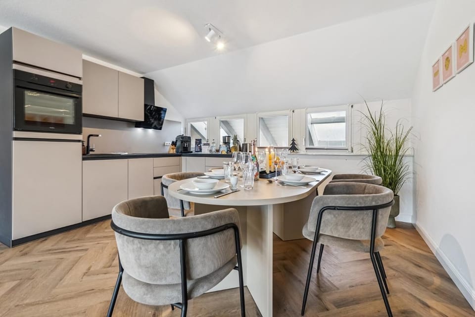 Kitchen or kitchenette, Dining area
