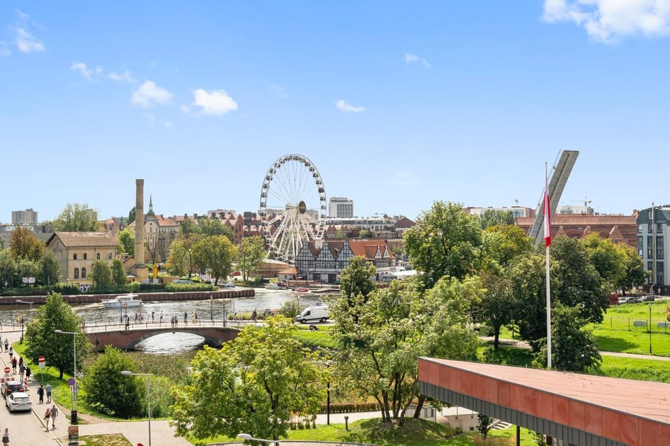 Nearby landmark, City view, River view