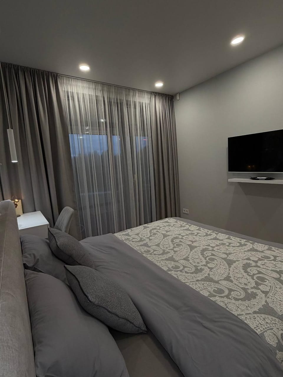 Bed, TV and multimedia, Bedroom