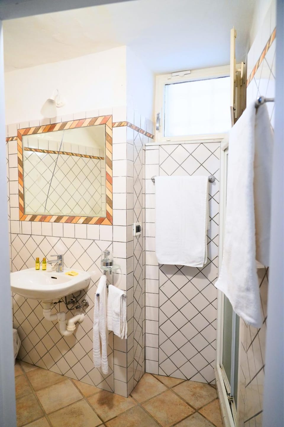 Shower, Toilet, Bathroom, bidet, towels