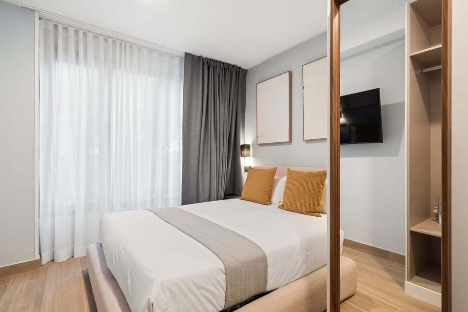 Bed, TV and multimedia, Photo of the whole room, Bedroom