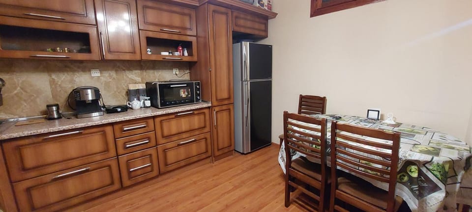 Coffee/tea facilities, Kitchen or kitchenette, Dining area, oven