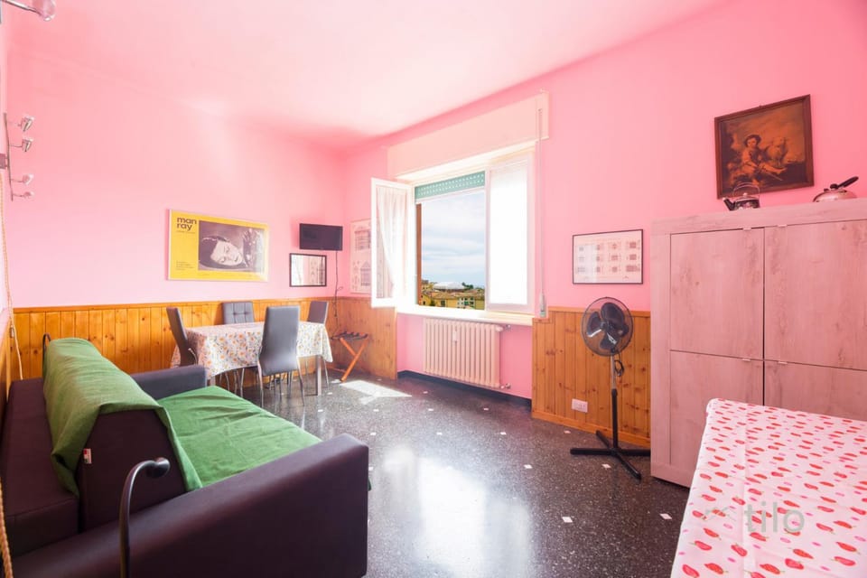 Communal lounge/ TV room, Bed, TV and multimedia, Kitchen or kitchenette, Seating area, Evening entertainment, Bedroom, hair dresser, minibar, oven, wardrobe