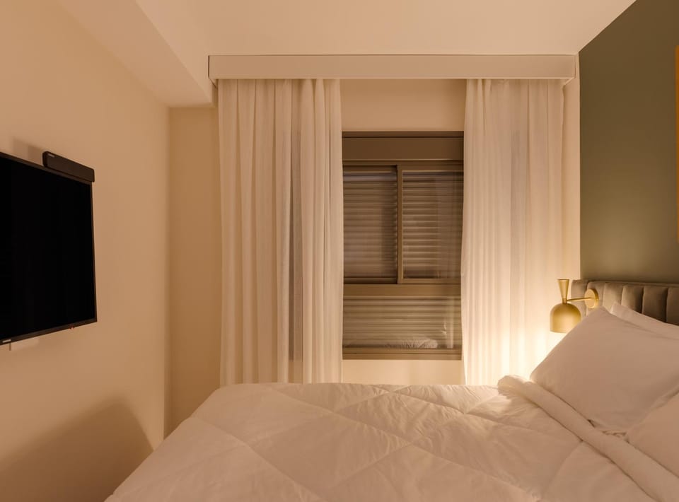 Bed, TV and multimedia, Photo of the whole room, Bedroom