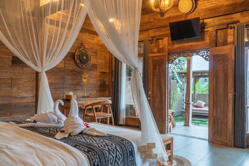 Bed, TV and multimedia, Photo of the whole room, Seating area, Bedroom