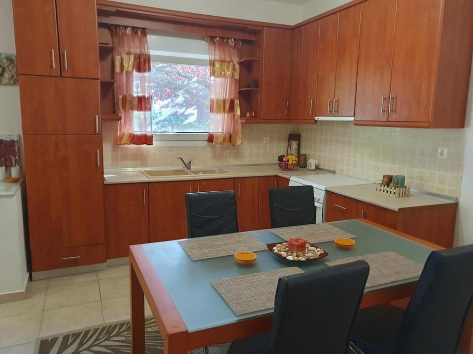 Dining area, kitchen