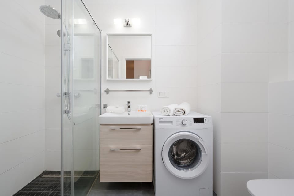 Shower, Bathroom, towels, washing machine