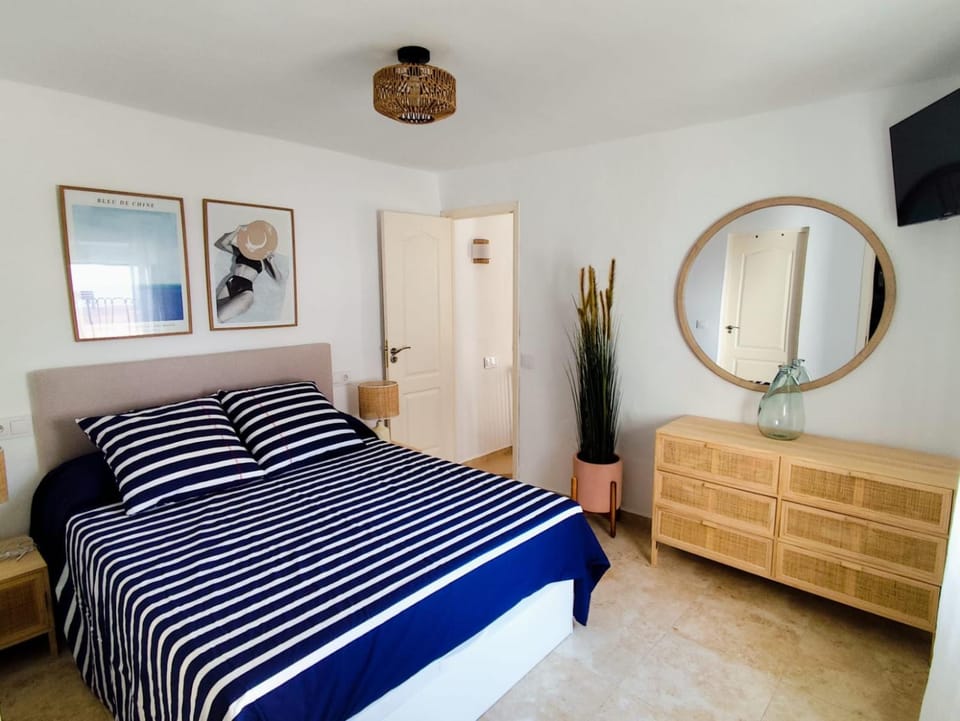 Bed, TV and multimedia, Bedroom