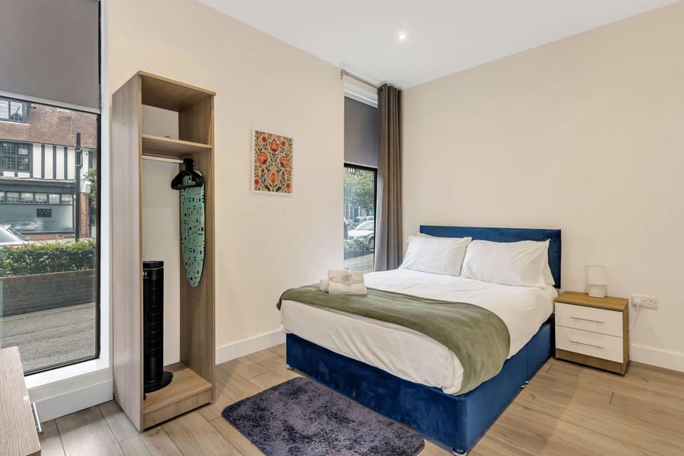 City Service Lets - Cheam Village 2 Bed Apartment with Free Parking - Great Transport Links Apartment in England
