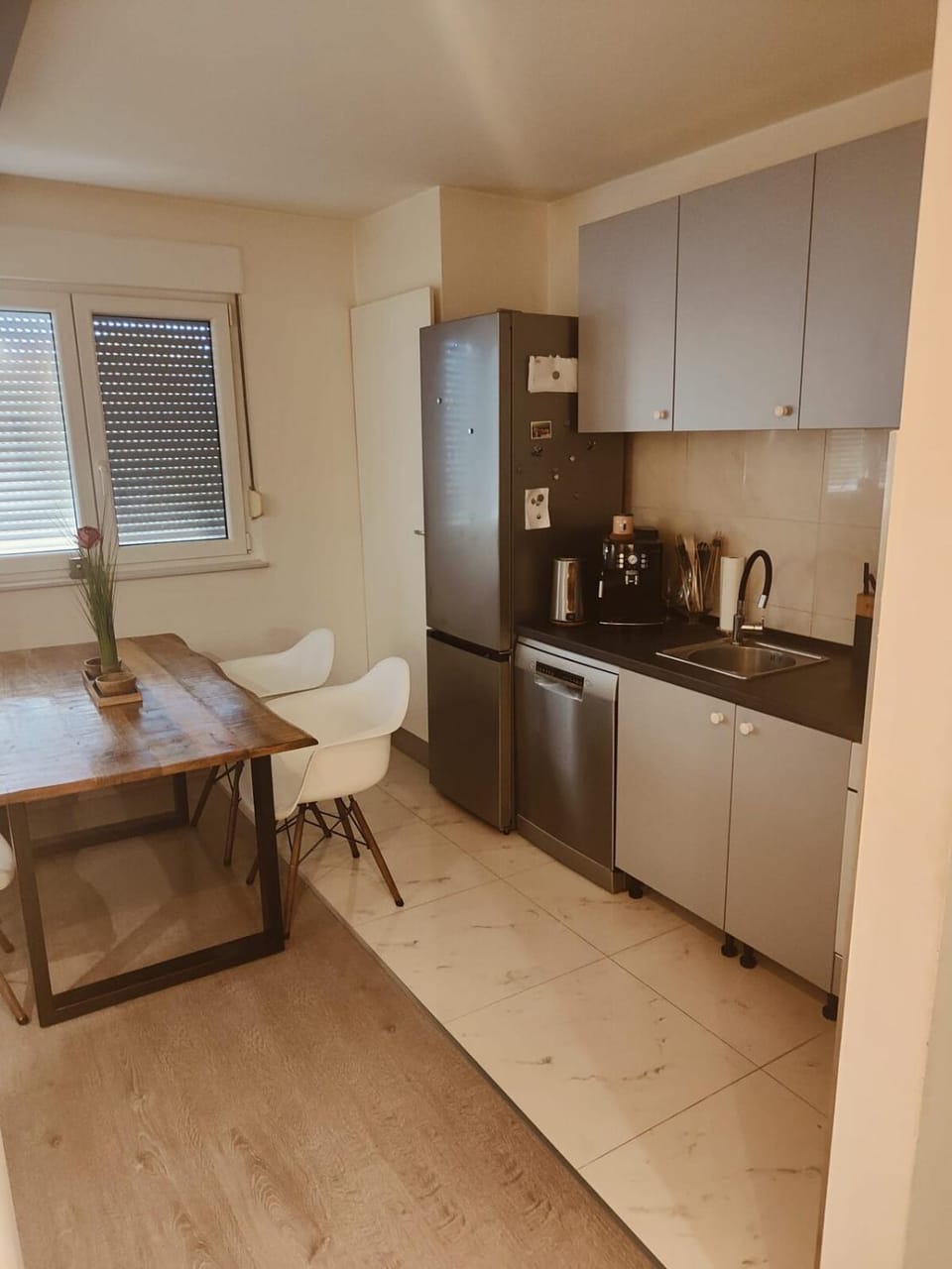 Coffee/tea facilities, Kitchen or kitchenette, stove