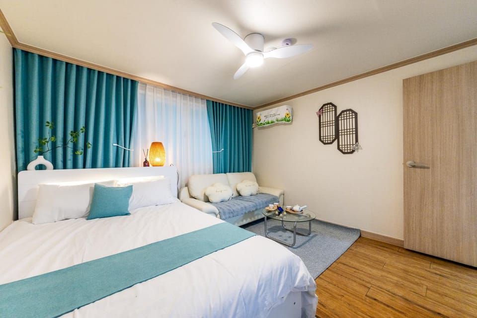 Bed, Photo of the whole room, Decorative detail