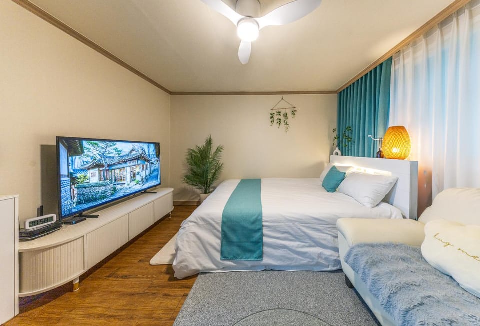 Bed, Photo of the whole room, Decorative detail, Bedroom