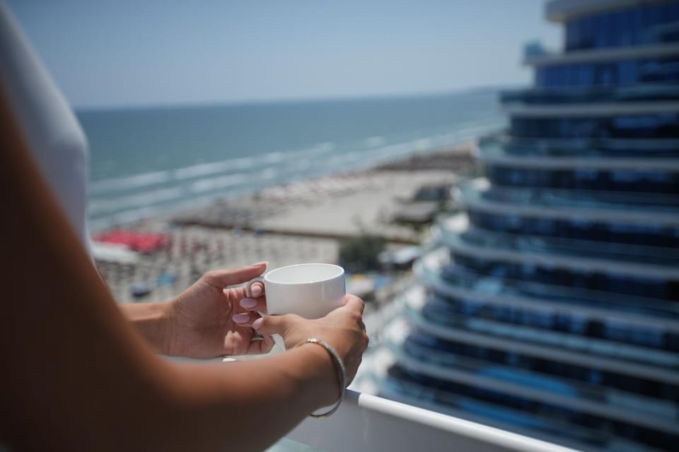 White Titanic Pink sea view studio parking Apartment in Constanța County